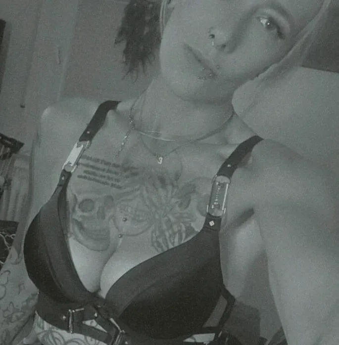 Isabel, 32