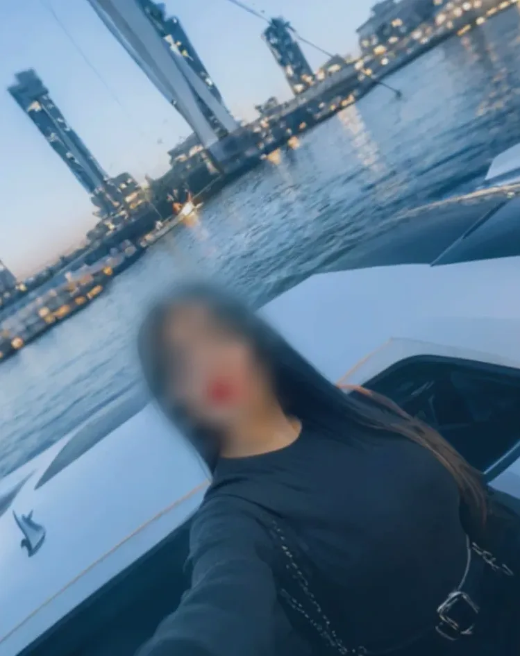 Suzanne, 35